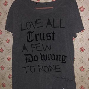 Loose grey t-shirt William Shakespeare quote